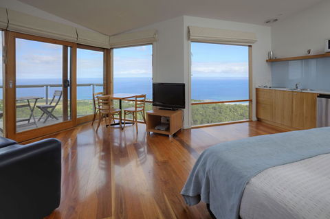 Chris\'s Beacon Point Restaurant & Villas - Darwin Tourism 2