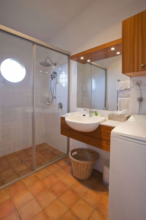 Chris\'s Beacon Point Restaurant & Villas - Darwin Tourism 6