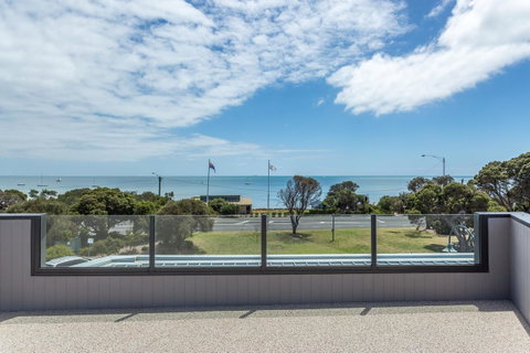 Blairgowrie Apartment 1 - On The Beach - Darwin Tourism 17