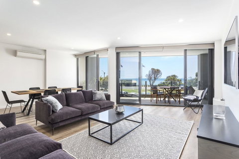 Blairgowrie Apartment 1 - On The Beach - Darwin Tourism 5