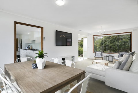 Fairhills - NEW LISTING, Beautifully Styled - Darwin Tourism 1