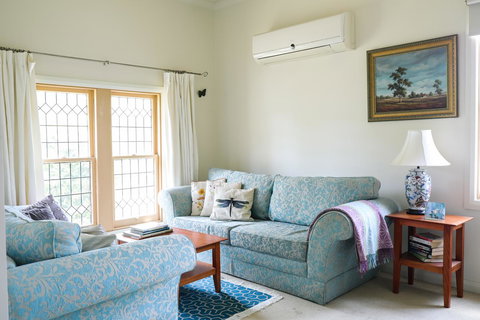 Miss Pym's Cottage - Darwin Tourism 41