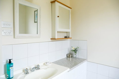 Miss Pym's Cottage - Darwin Tourism 12