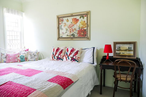 Miss Pym's Cottage - Darwin Tourism 23