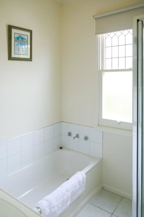 Miss Pym's Cottage - Darwin Tourism 10