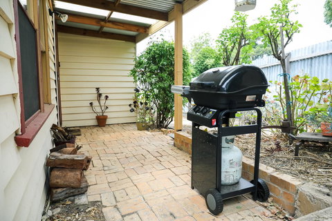 Miss Pym's Cottage - Darwin Tourism 3