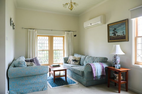 Miss Pym's Cottage - Darwin Tourism 43