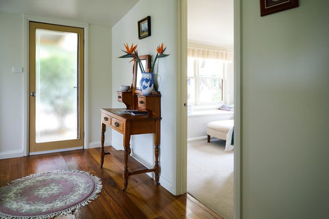 Miss Pym's Cottage - Darwin Tourism 8