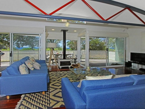 The Boathouse - Comfortable Beachfront Home - Darwin Tourism 1