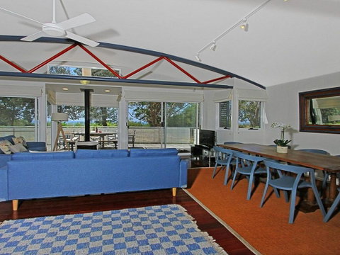 The Boathouse - Comfortable Beachfront Home - Darwin Tourism 3