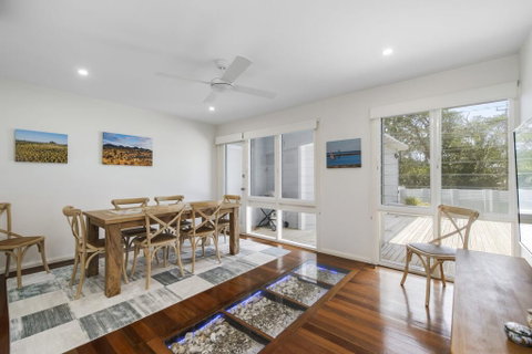 THE LAKE HOUSE - WiTH SWIMMING POOL - Darwin Tourism 1