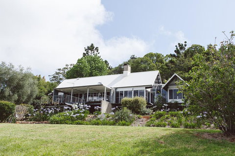 The Retreat Tamborine Mountain - Darwin Tourism 0