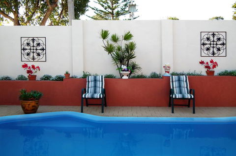 The Spanish Retreat And BnB - 24 Hrs - Darwin Tourism 3