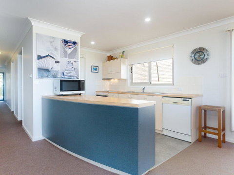 The Whale Watcher', 1/6 Birubi Lane - Waterfront Unit With Stunning Views, Level Access - Darwin Tourism 3