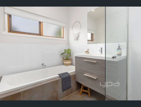 Toot Toot ! 50s Classic Beach House With Bungalow - Darwin Tourism 1