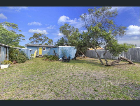 Toot Toot ! 50s Classic Beach House With Bungalow - Darwin Tourism 2