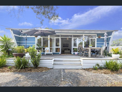 Toot Toot ! 50s Classic Beach House With Bungalow - Darwin Tourism 0