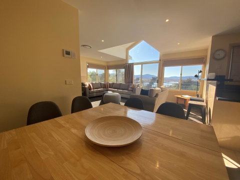 Torino 6 - Lake Jindabyne & Snowy Mountain Views - Darwin Tourism 1