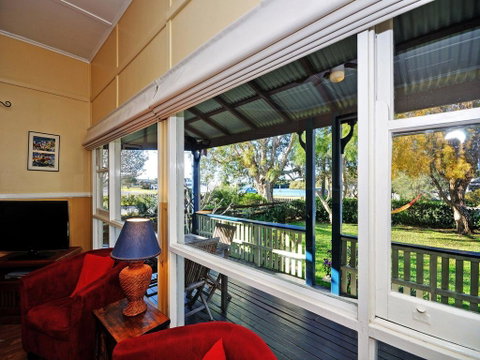 Traditional Three Bedroom Home With Water Views - Darwin Tourism 0