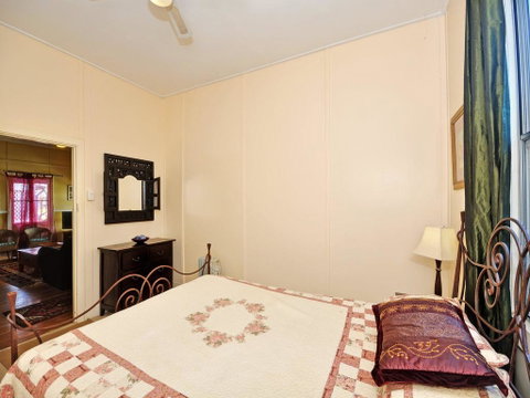 Traditional Three Bedroom Home With Water Views - Darwin Tourism 3