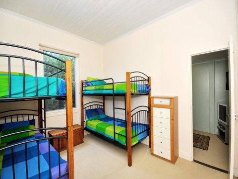 Traditional Three Bedroom Home With Water Views - Darwin Tourism 1