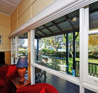 Traditional Three Bedroom Home with Water Views - Darwin Tourism