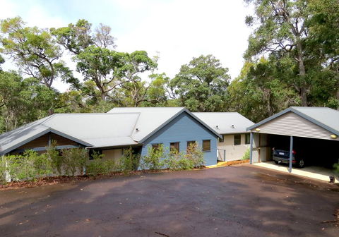 Treehouse - 3 Acre Elevated Nature Setting - Darwin Tourism 1