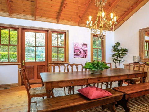 Treetops - Elegant, Inviting, Designer, Cedar Home - Darwin Tourism 3