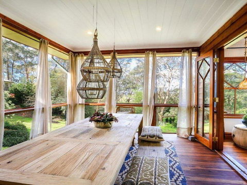 Treetops - Elegant, Inviting, Designer, Cedar Home - Darwin Tourism 1