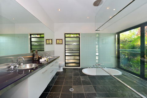 Trinity Beach Hideaway - Darwin Tourism 0