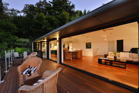 Trinity Beach Hideaway - Darwin Tourism 3