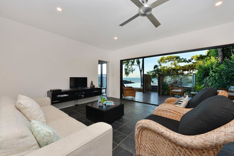 Trinity Beach Hideaway - Darwin Tourism 1