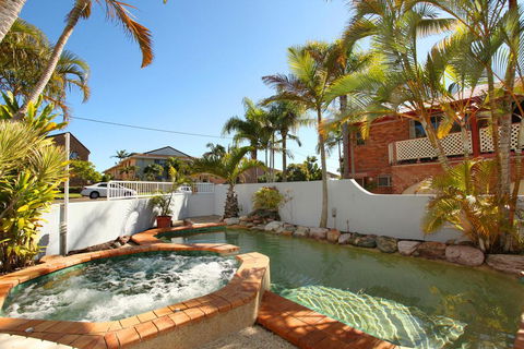 Unit 4, Coolum Sands Apartments, 34 First Avenue Coolum Beach, 400 BOND, LINEN SUPPLIED - Darwin Tourism 0