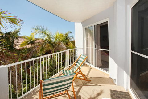 Unit 4, Coolum Sands Apartments, 34 First Avenue Coolum Beach, 400 BOND, LINEN SUPPLIED - Darwin Tourism 1