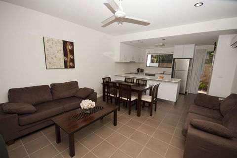 Woodville Beach Townhouse 6 - Darwin Tourism 2