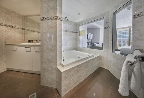 Novotel Surfers Paradise - Darwin Tourism 10