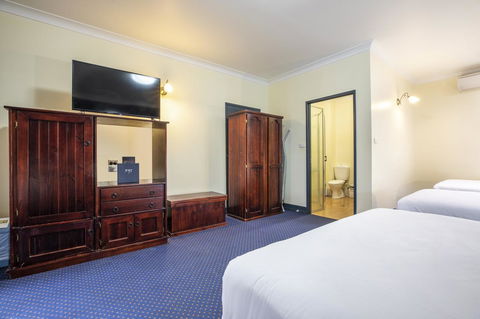 Nightcap At Atherton Hotel - Darwin Tourism 15