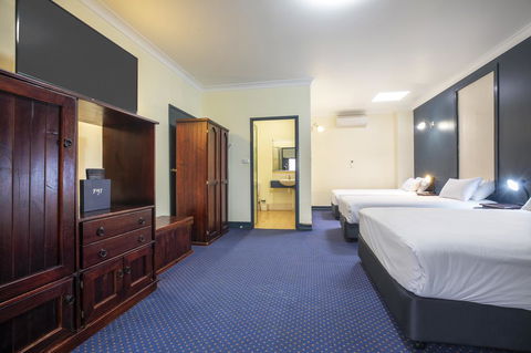 Nightcap At Atherton Hotel - Darwin Tourism 16