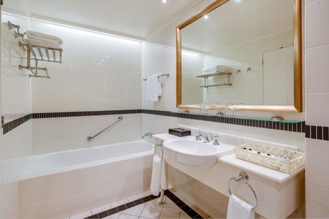 InterContinental Sanctuary Cove Resort, An IHG Hotel - Darwin Tourism 8