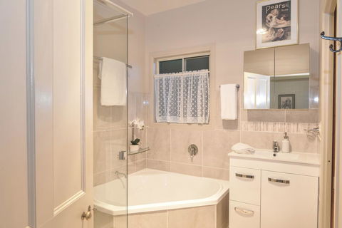 The Guesthouse Maleny - Darwin Tourism 10