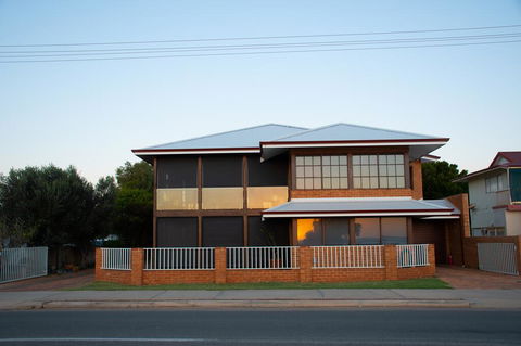 Waterside House Kalbarri - Darwin Tourism 0