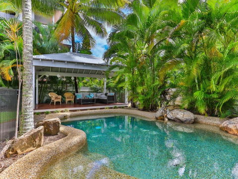 Whitehouse - Palm Cove - Darwin Tourism 0