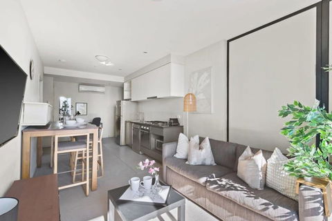 A 2BR Apt On Collins With City Views FREE Parking - Darwin Tourism 1
