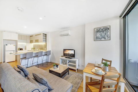 A Chic 2BR Apt Near Southern Cross City Views - Darwin Tourism 0