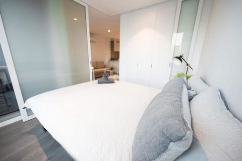 A Chic 2BR CBD Apartment Near Southern Cross - Darwin Tourism 1