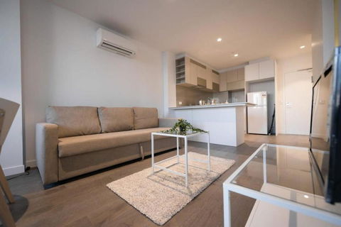 A Chic 2BR CBD Apartment Near Southern Cross - Darwin Tourism 3