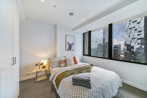 A Chic 2BR Home Near Southern Cross City Views - Darwin Tourism 3