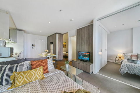 A Chic 2BR Home Near Southern Cross City Views - Darwin Tourism 2