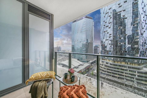 A Chic 2BR Home Near Southern Cross City Views - Darwin Tourism 4