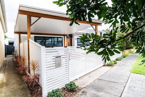 A Chic Coastal Hideaway At Toowoon Bay Beach - Darwin Tourism 1